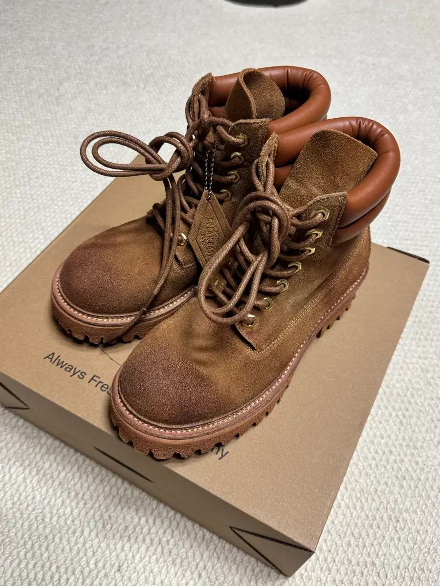 ヤセ 1990 コマンドソール スウェードブーツ ベージュ