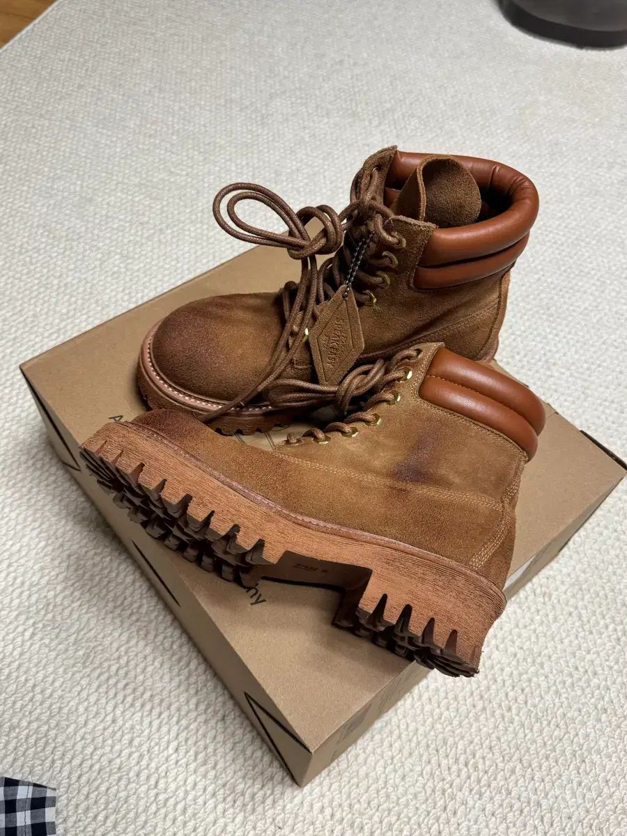 ヤセ 1990 コマンドソール スウェードブーツ ベージュ