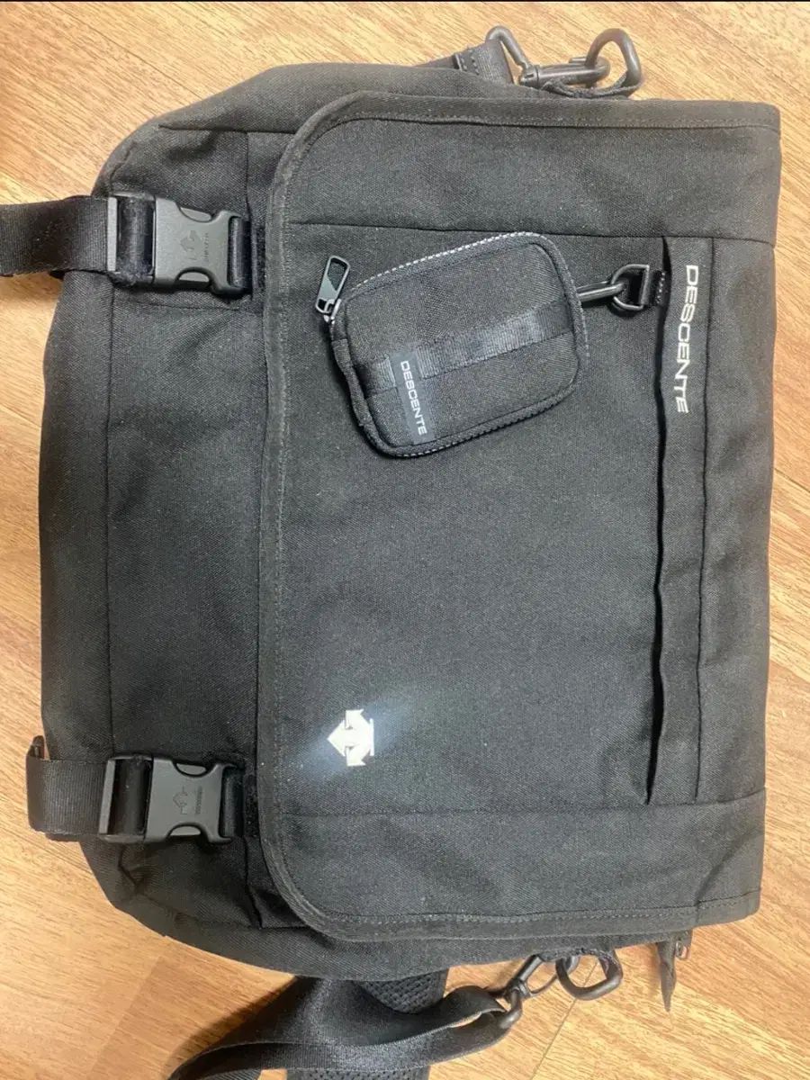 デサント ブラック メッセンジャーバッグ