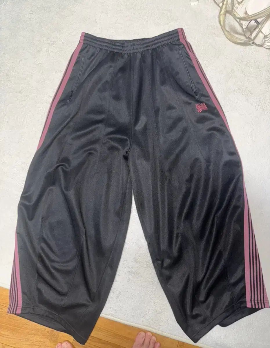 ニードルズ トラックパンツ HD xs 黒 ピンク