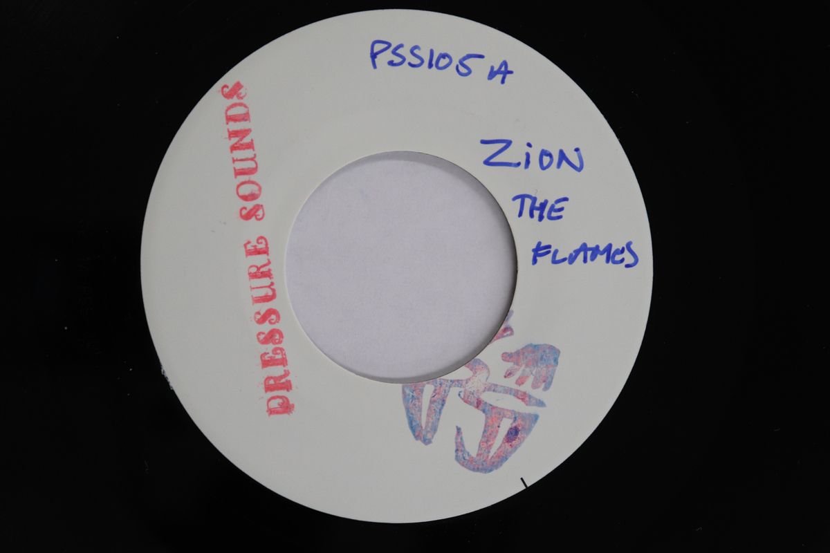 英7” Flames Zion / Version PSS105 NOT ON LABEL/ PRESSU /00080 