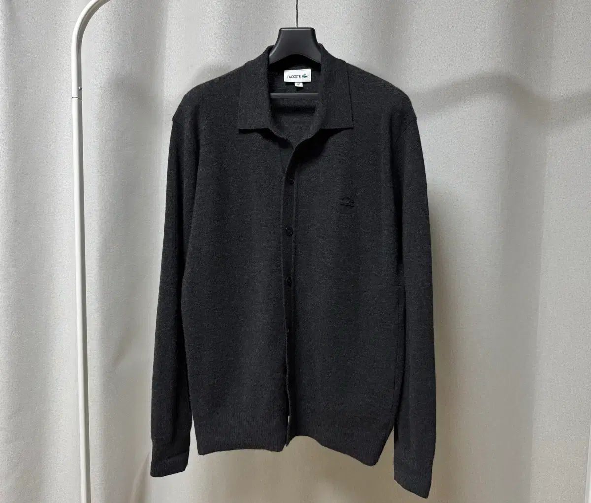 105 ラコステ ネックKARA ニットカーディガン