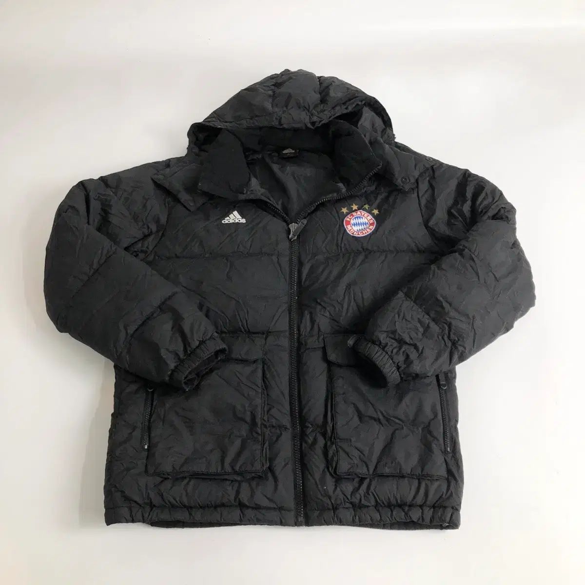 【adidas × FCバイエルン・ミュンヘン】公式フード付きダウンジャケット アディダス FCバイエルン・ミュンヘン ダウン ブラック XL - メルカリ