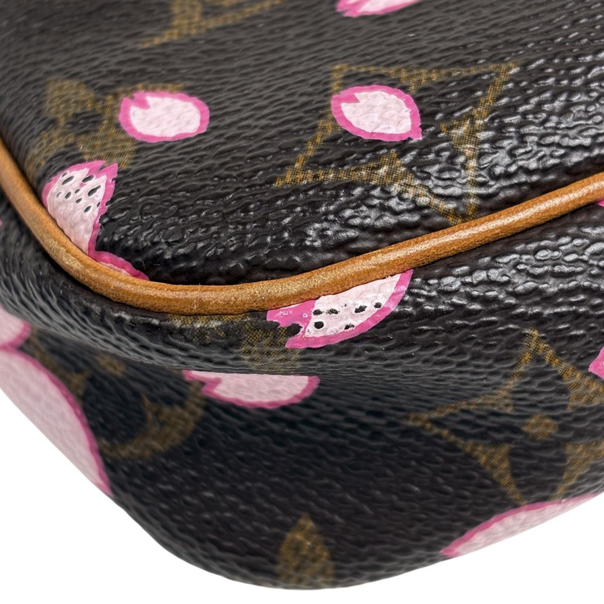 ルイ·ヴィトン「LOUIS VUITTON × MURAKAMI」第3章よりブラウンの ルイ 