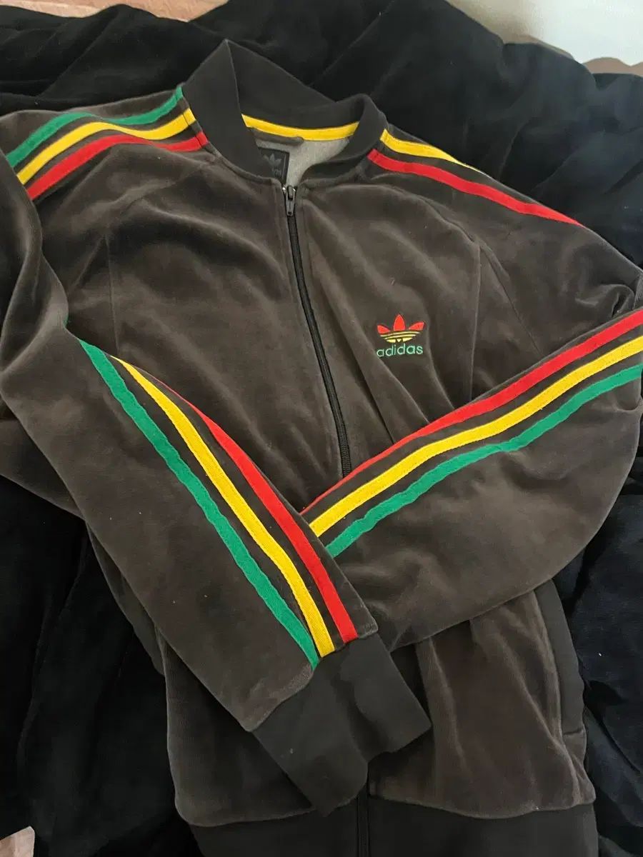アディダス ツアーベルベット スウェード ジャージ
