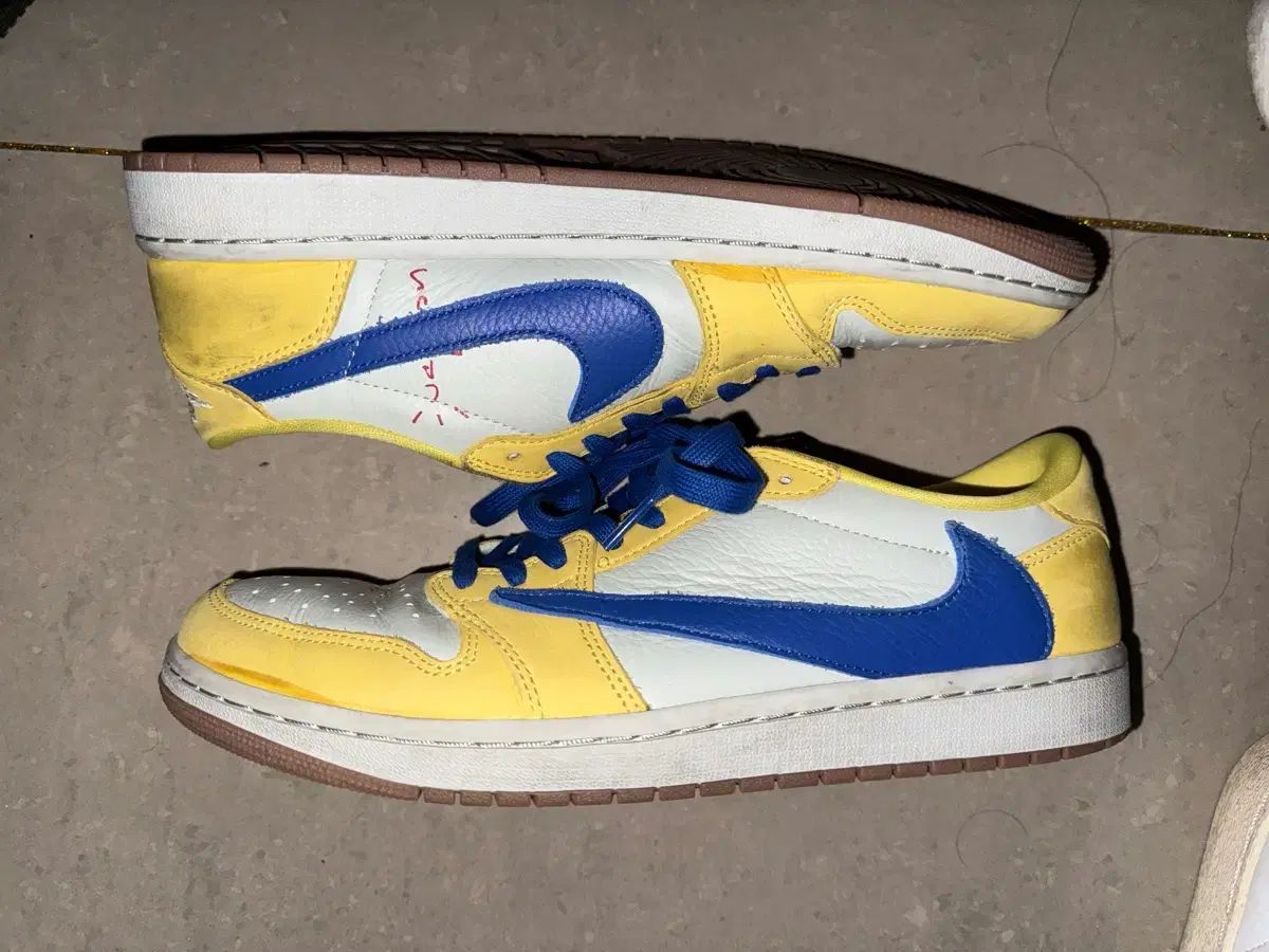 ジョーダン1 ロー トラヴィス スコット レトロ カナリー イエロー