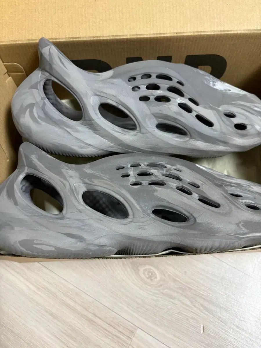 アディダス アディフォーム イージー フォームランナー