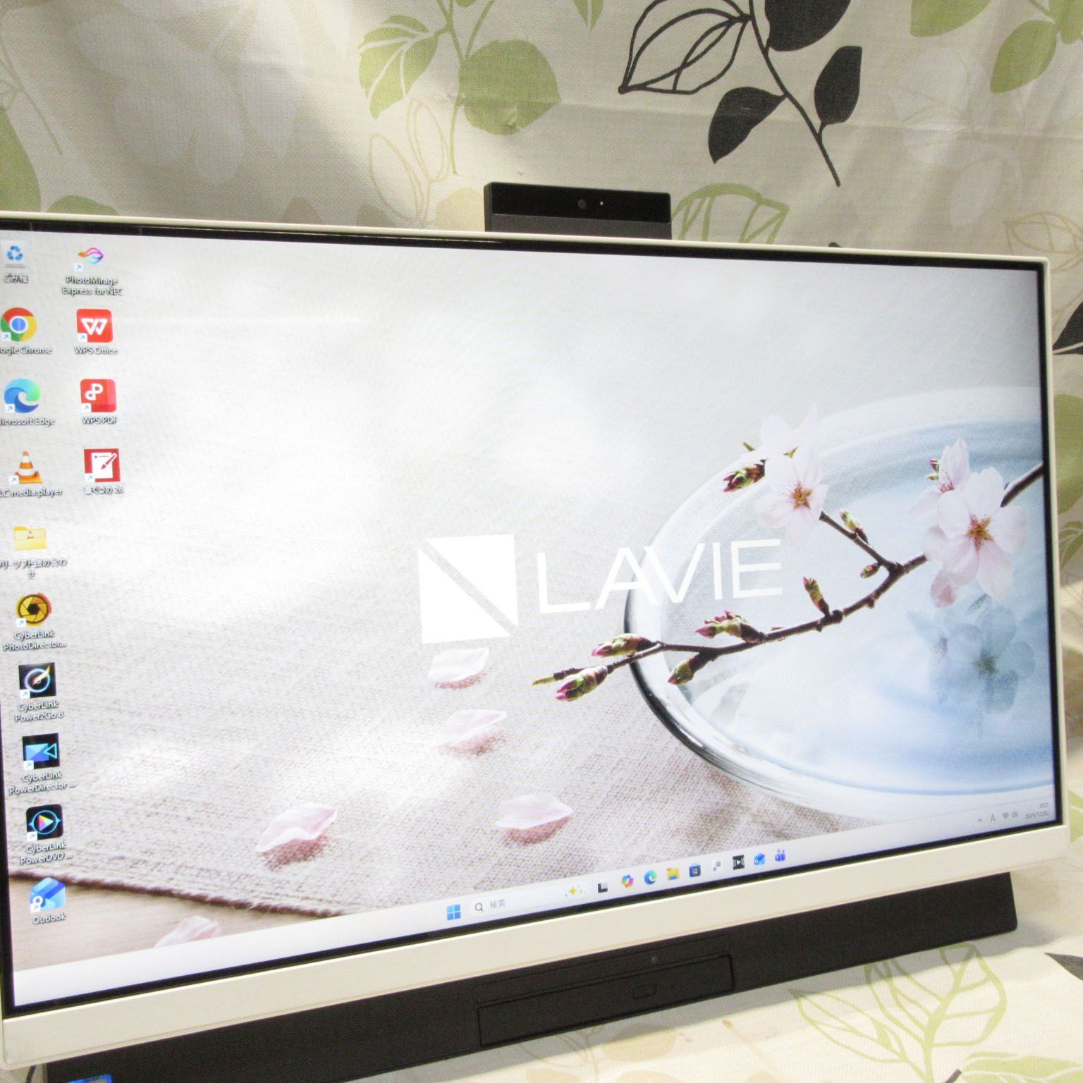 人気の白Win11公式対応8世代i5/メ16G/SSD+HDD/BD/HDMI - メルカリ