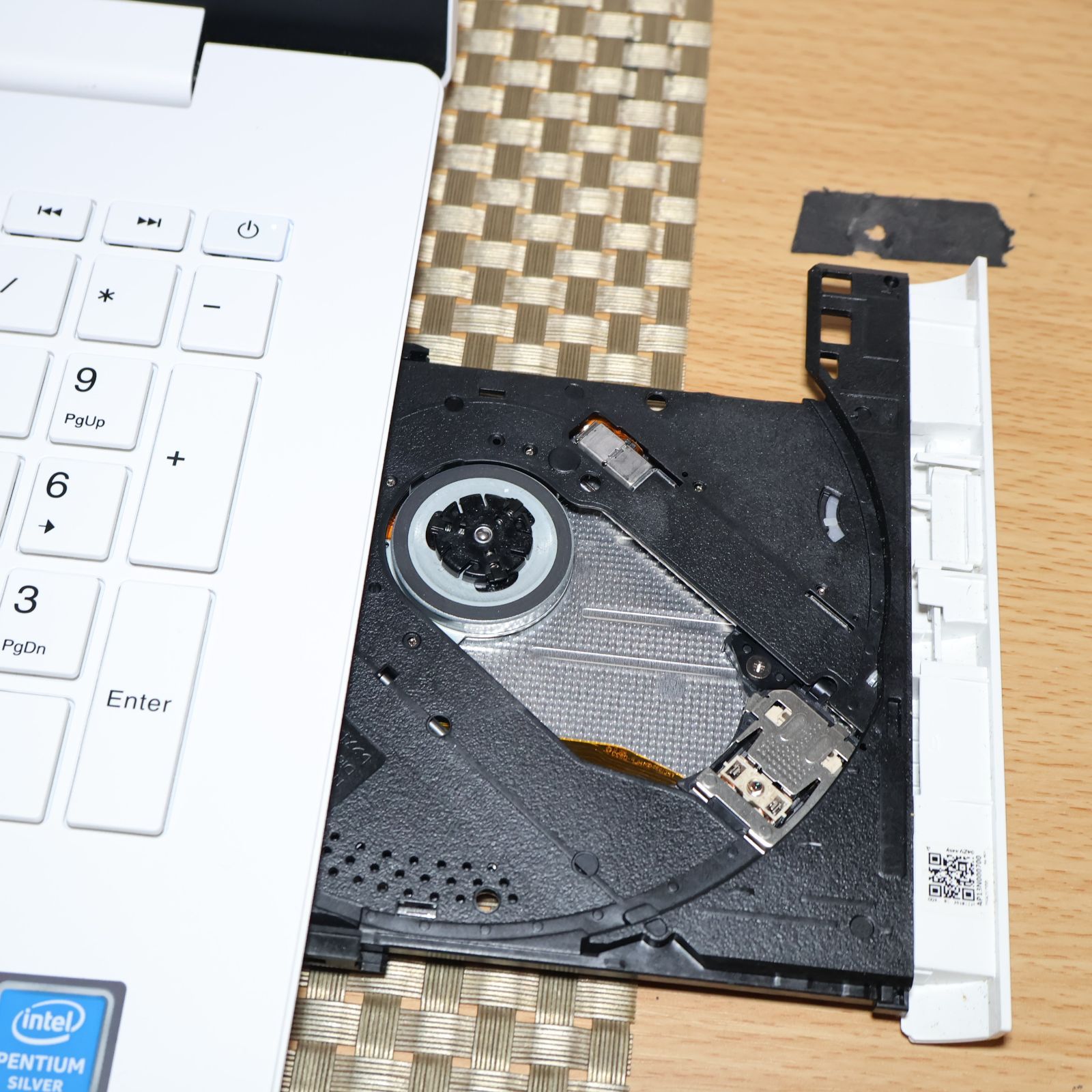 お手軽！Win11人気白！8世代CPU/メ8/高速SSD/無線/HDMI/カメラ - メルカリ