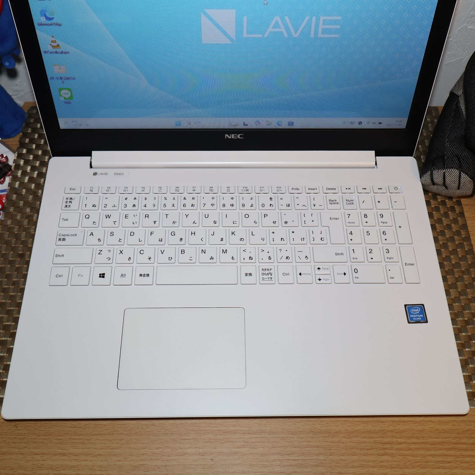 お手軽！Win11人気白！8世代CPU/メ8/高速SSD/無線/HDMI/カメラ - メルカリ