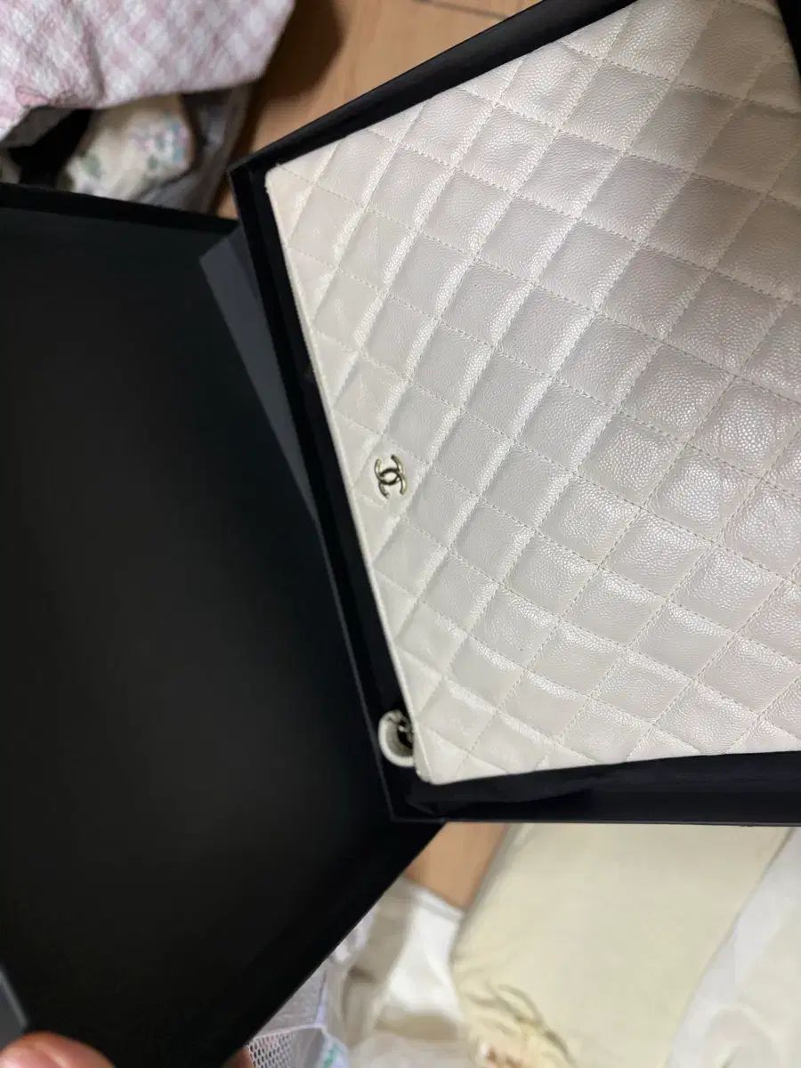 シャネル 白 キャビア ニューミディアム クラッチバッグ