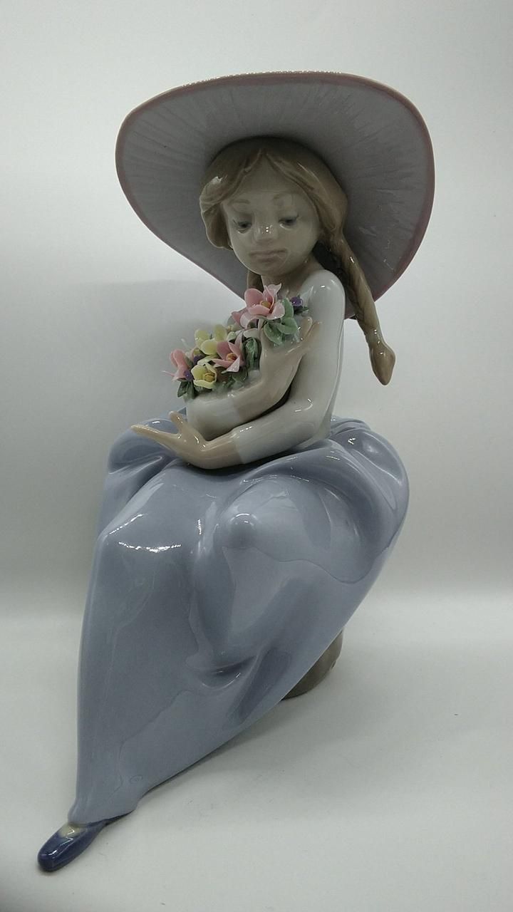 LLADRO 花の香りにつつまれて 陶器 置物 Surrounded by the scent of flowers Pottery ornaments