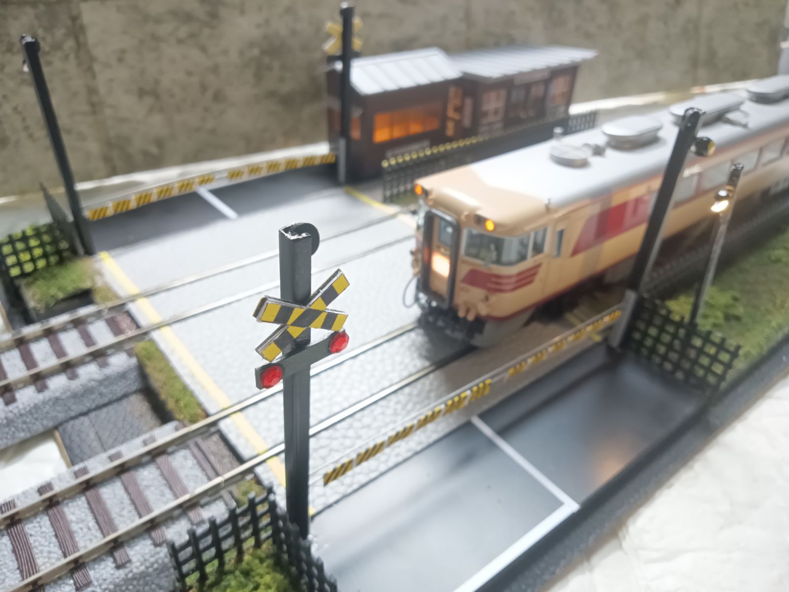HOゲージ 複線 夜景 真鍮製 第二種複線踏切 A KATO ユニトラ直結通電型 ジオラマモジュール 2棟建屋照明