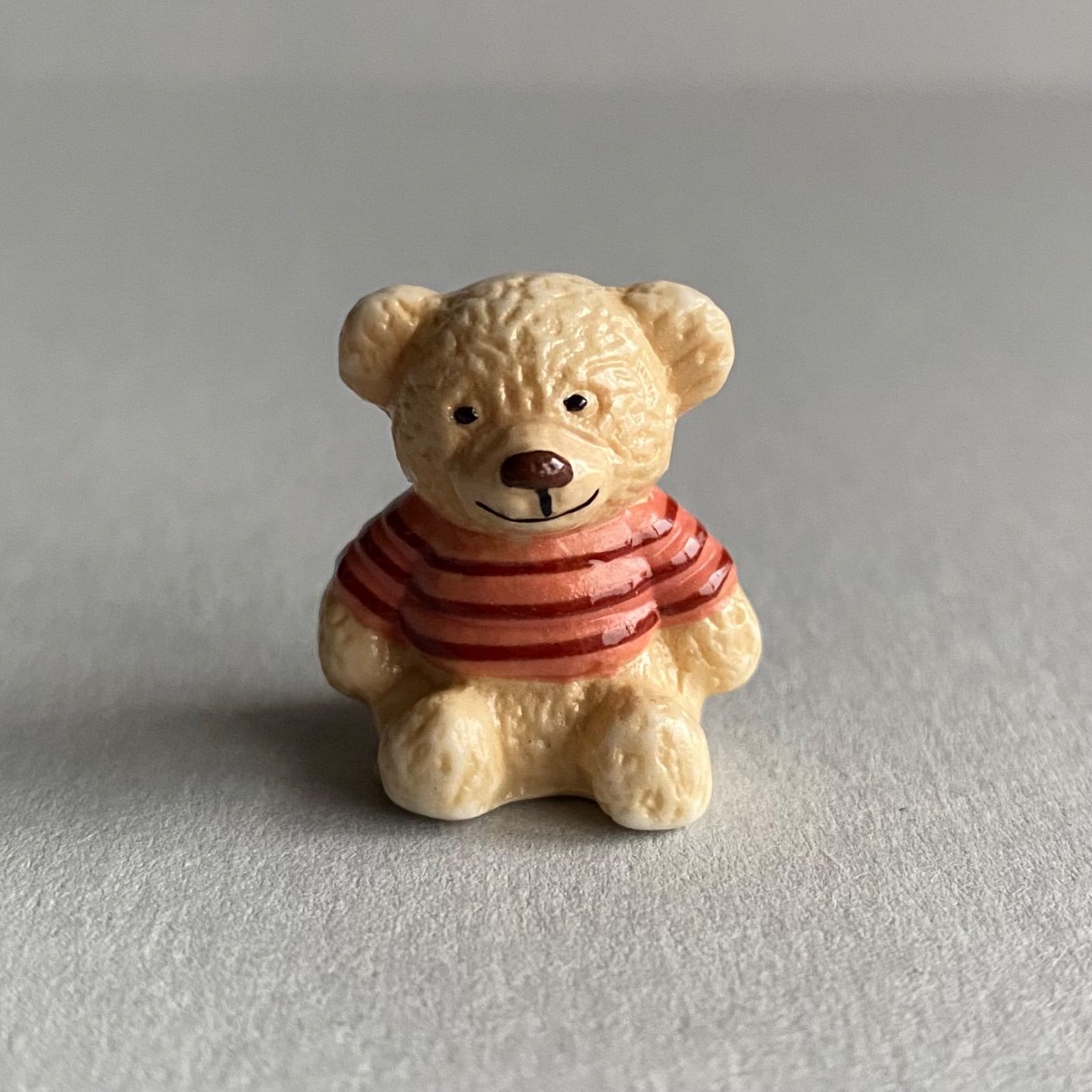 ヴィンテージのおもちゃ　フェーブ　フランス　陶器　ミニチュア　クマ　人形 テディベアのフェーブ／ボーダー／くま／ぬいぐるみ／フランス雑貨