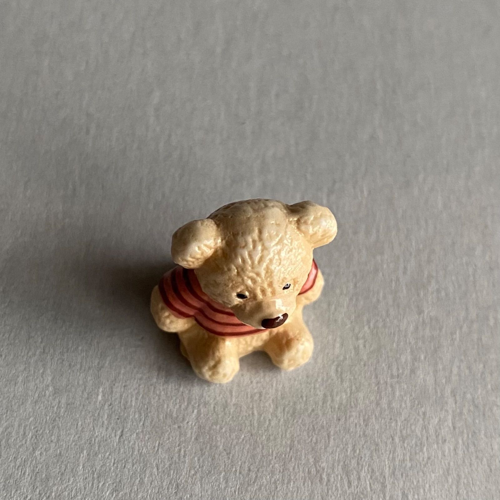ヴィンテージのおもちゃ　フェーブ　フランス　陶器　ミニチュア　クマ　人形 テディベアのフェーブ／ボーダー／くま／ぬいぐるみ／フランス雑貨