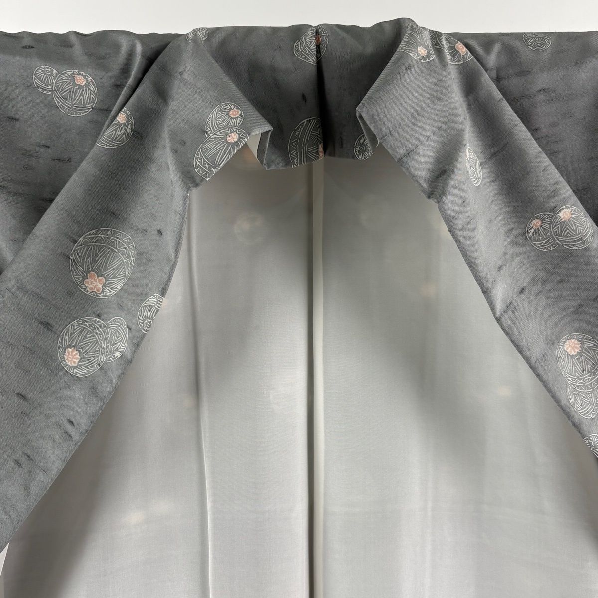 小紋 身丈158.5 cm 裄丈65.5 M 袷 牛首紬地 本草木染昭三 落款 証紙 手鞠 灰色 正絹 小紋 着物