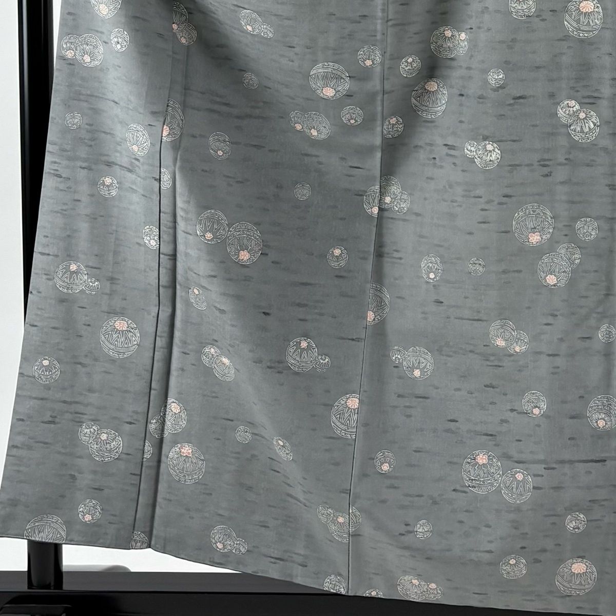 小紋 身丈158.5 cm 裄丈65.5 M 袷 牛首紬地 本草木染昭三 落款 証紙 手鞠 灰色 正絹