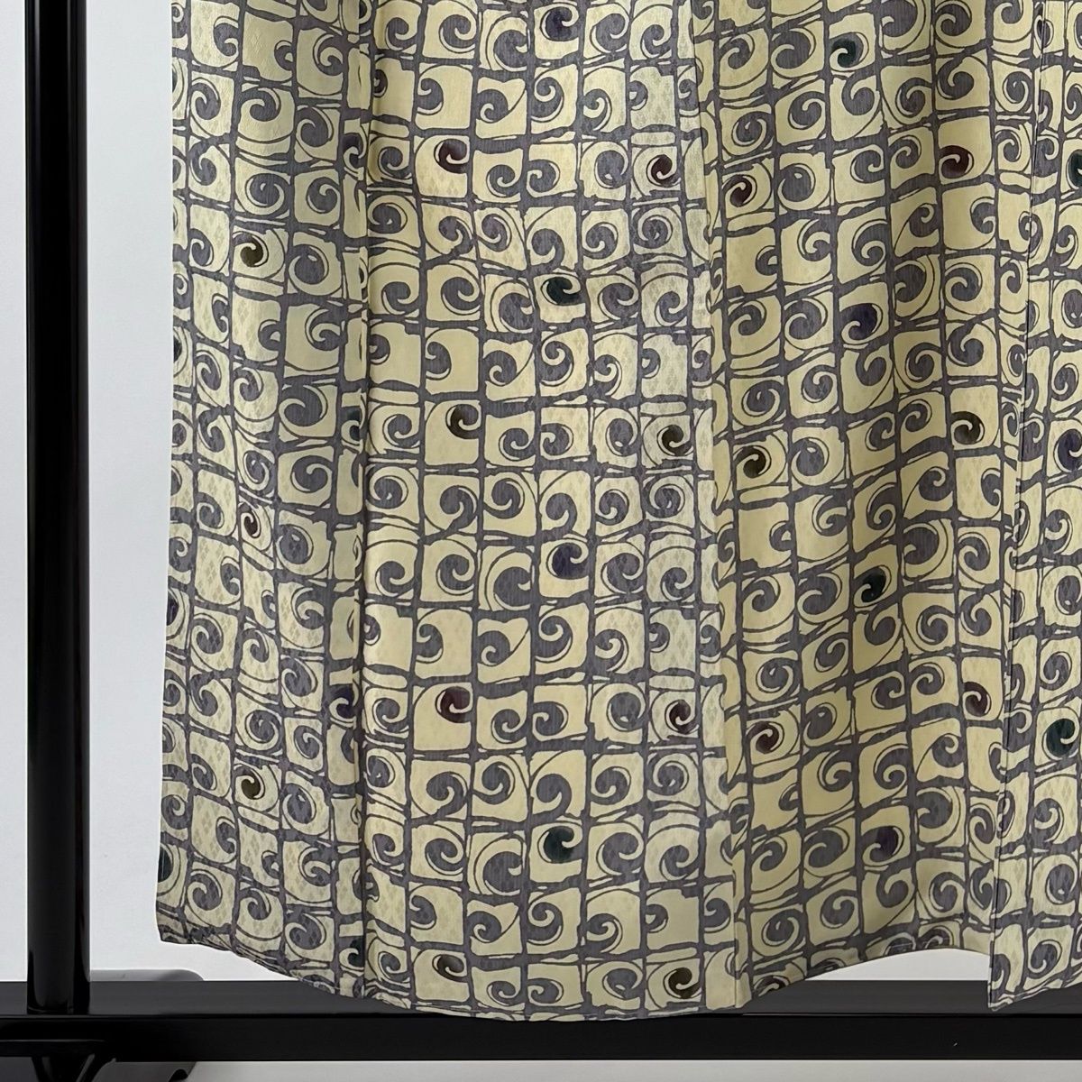 小紋 身丈156.5 cm 裄丈67 M 袷 落款 唐草 クリーム 正絹 秀品