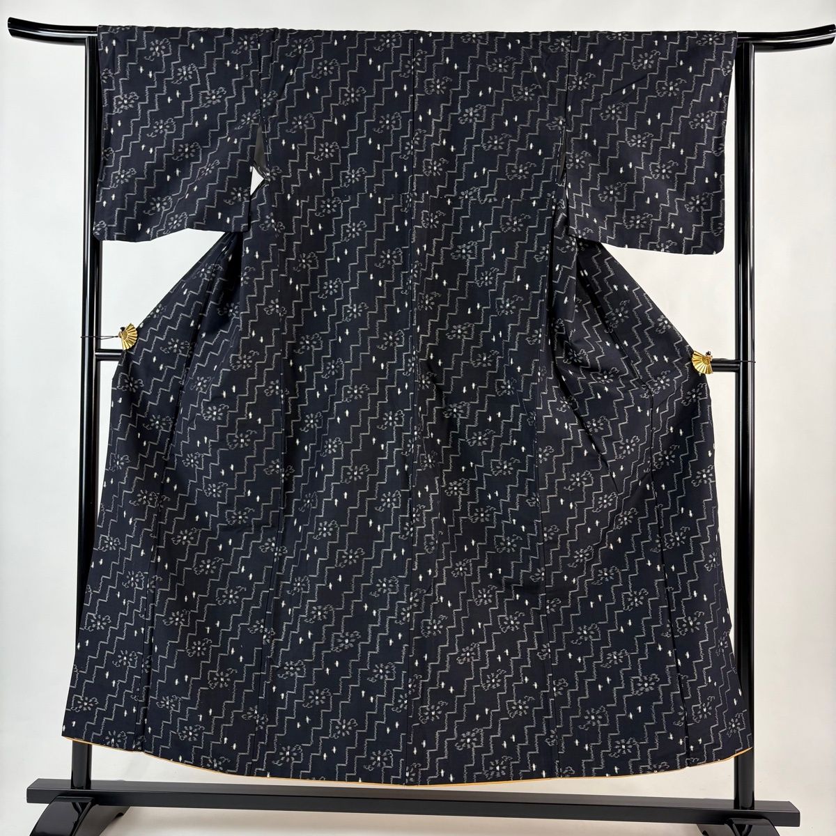 紬 身丈152.5cm 裄丈63cm S 袷 花 幾何学 墨色 正絹 秀品 【中古