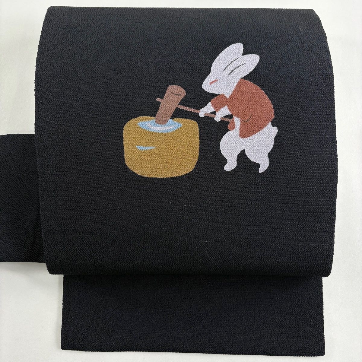 美品】 名古屋帯 名品 餅つき うさぎ 縮緬 黒 正絹 【中古】 - メルカリ