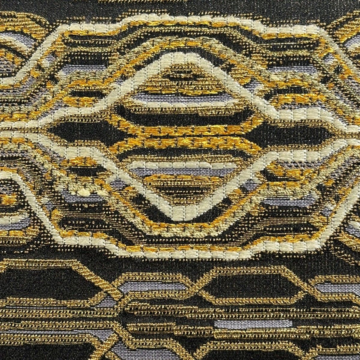 A 148六通帯 多彩金銀糸　美品 名品 幾何学 横段縞金糸 着物 袋帯 名品 幾何学 段縞 金銀糸 箔 黒 六通 正絹 【中古】 - メルカリ