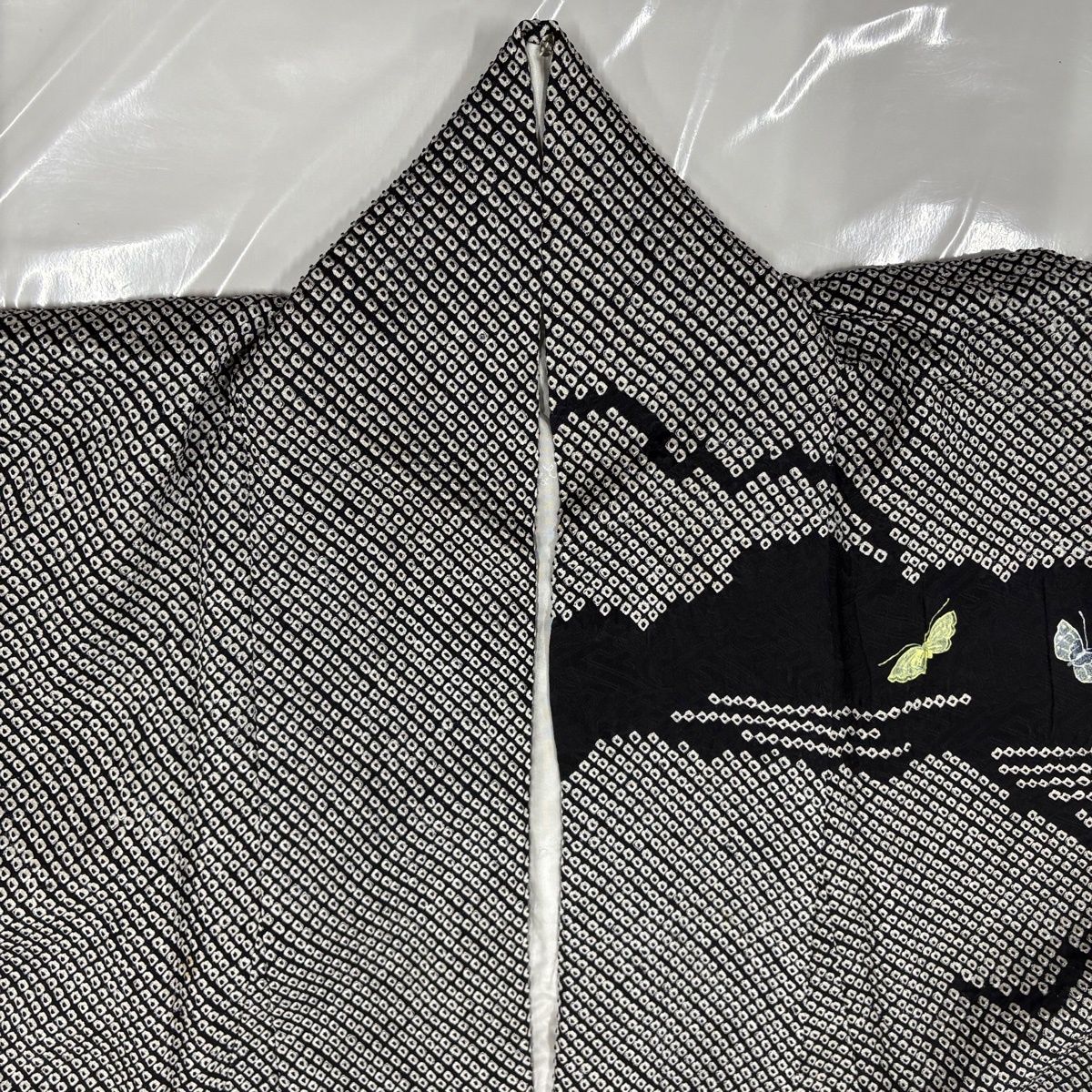 美品】 付下げ 身丈159.5cm 裄丈64cm M 袷 蝶 雲文 ラメ彩 絞り 黒灰
