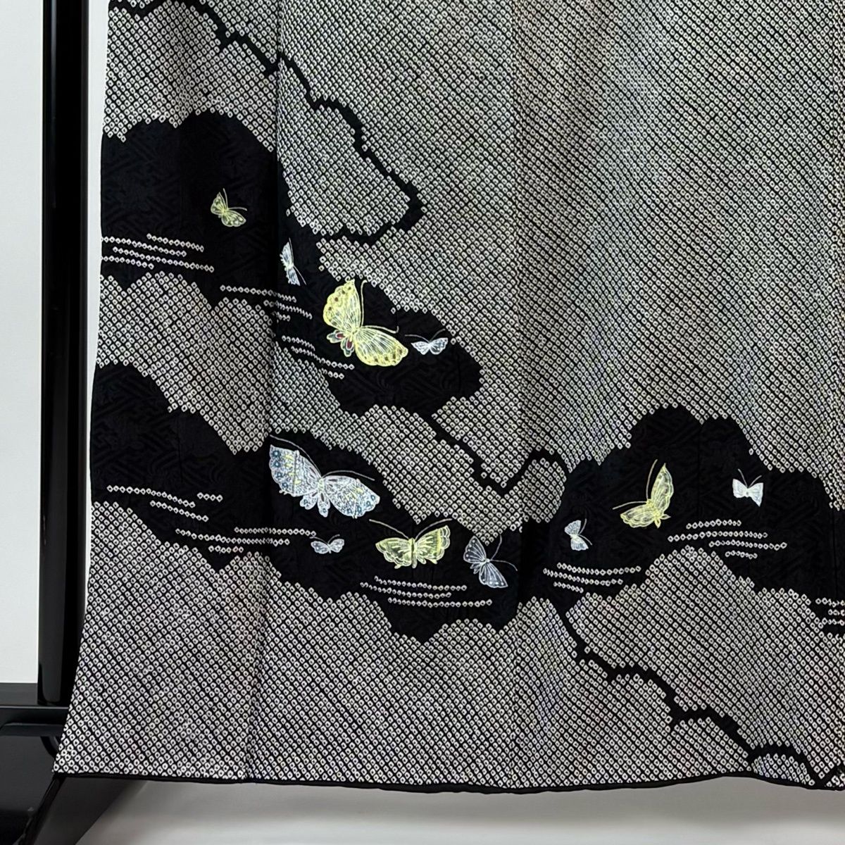美品】 付下げ 身丈159.5cm 裄丈64cm M 袷 蝶 雲文 ラメ彩 絞り 黒灰