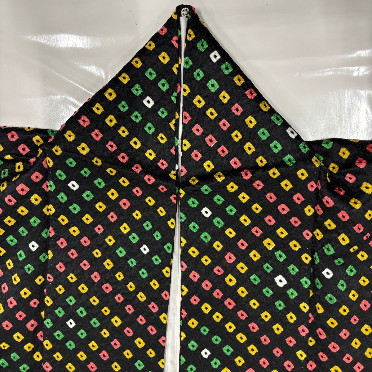 美品】 小紋 身丈169.5cm 裄丈66cm M 袷 幾何学模様 絞り 黒 正絹 秀品