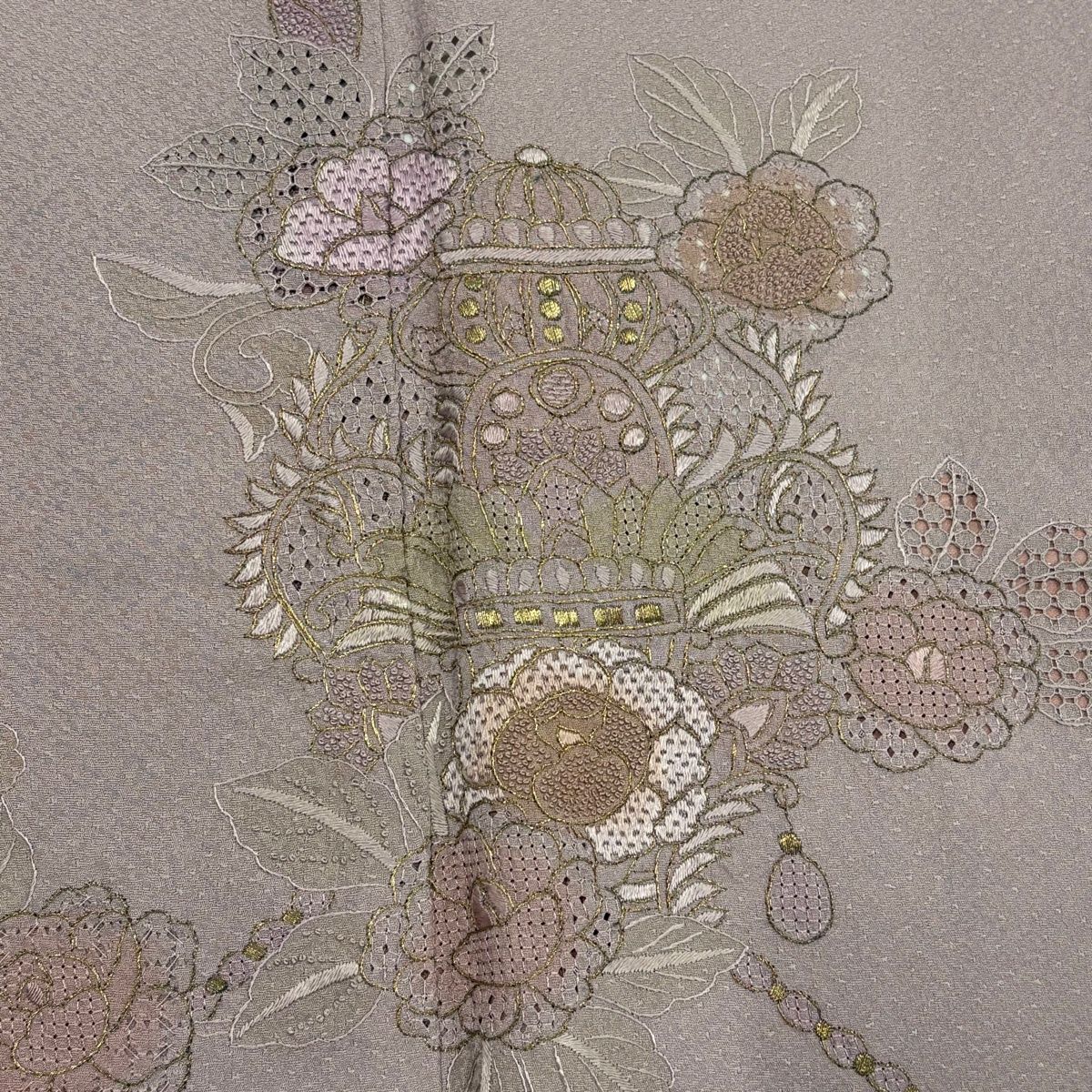 付下げ 身丈157cm 裄丈63cm S 袷 草花 器物 刺繍 金糸 灰紫 正絹 秀品