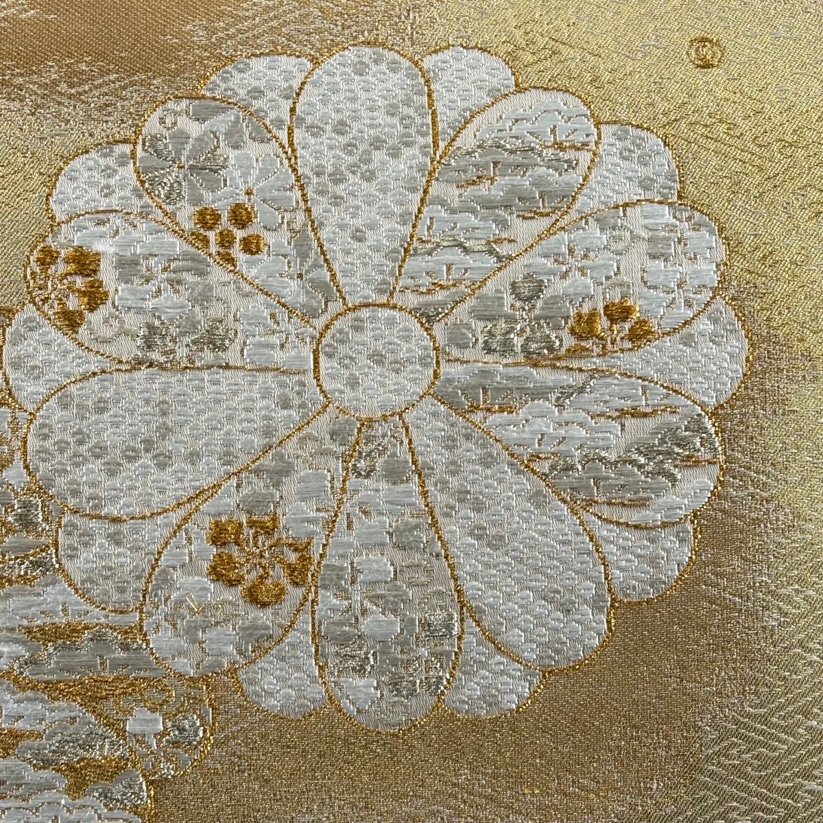 美品】 袋帯 逸品 加納幸 落款 菊 疋田 箔 金糸 金色 お太鼓柄 正絹