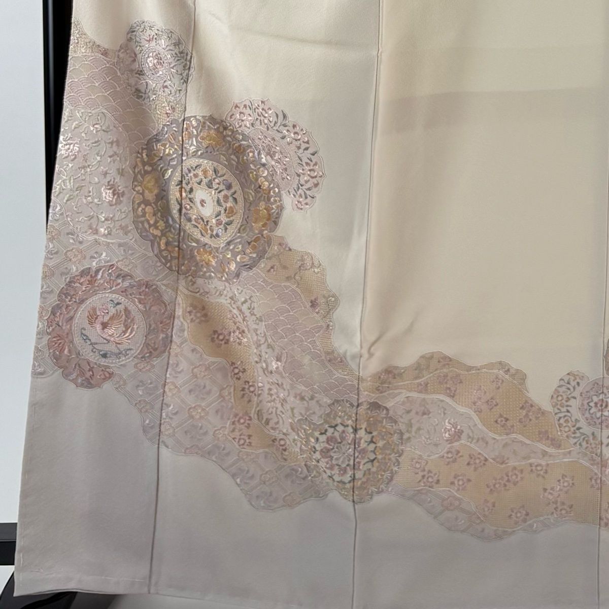 色留袖 身丈164.5 cm 裄丈65 M 袷 鏡裏文 花唐草 刺繍 クリーム 正絹 一つ紋