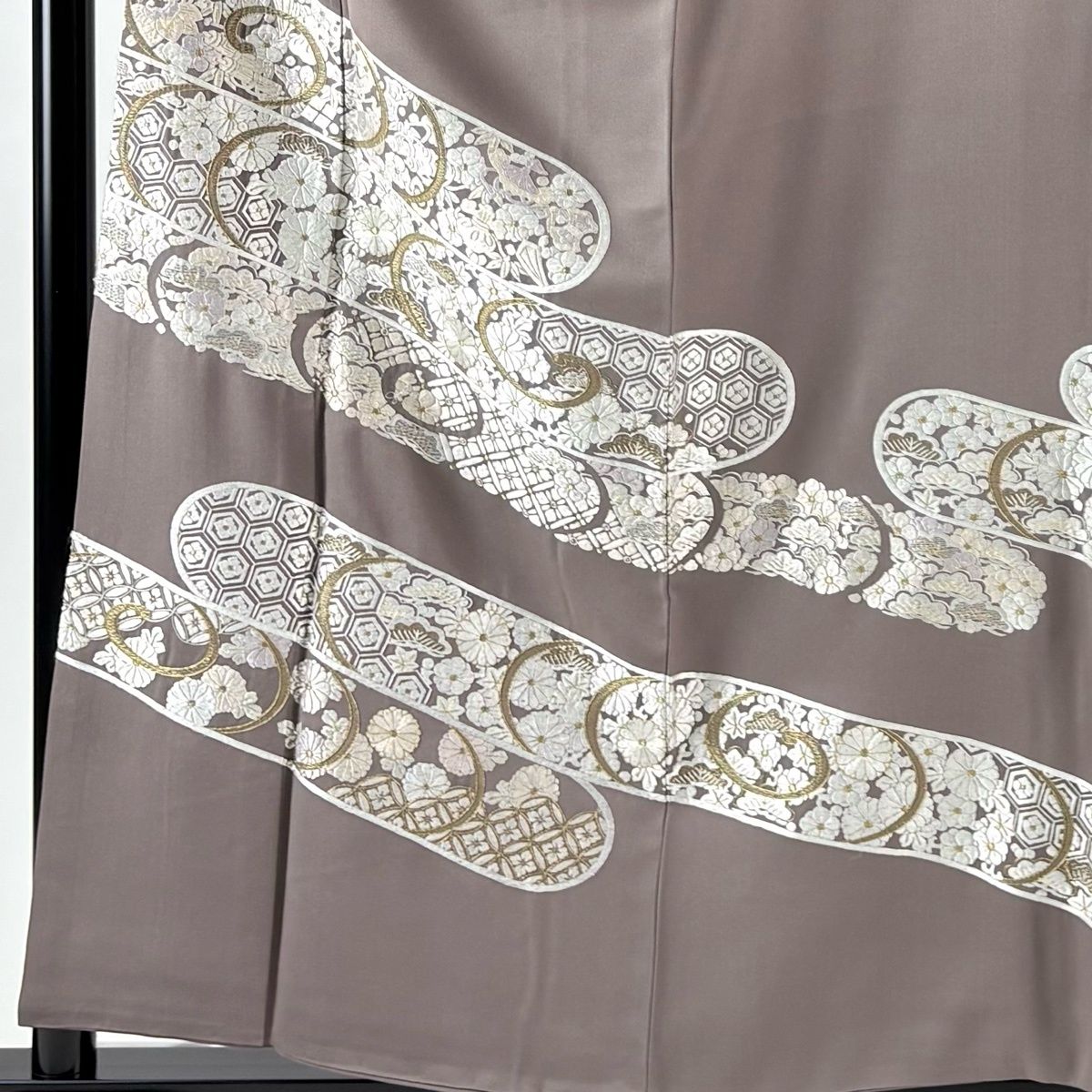 色留袖 身丈158.5 cm 裄丈64 M 袷 落款 草花 宝尽くし 金糸 刺繍 灰茶 正絹 一つ紋