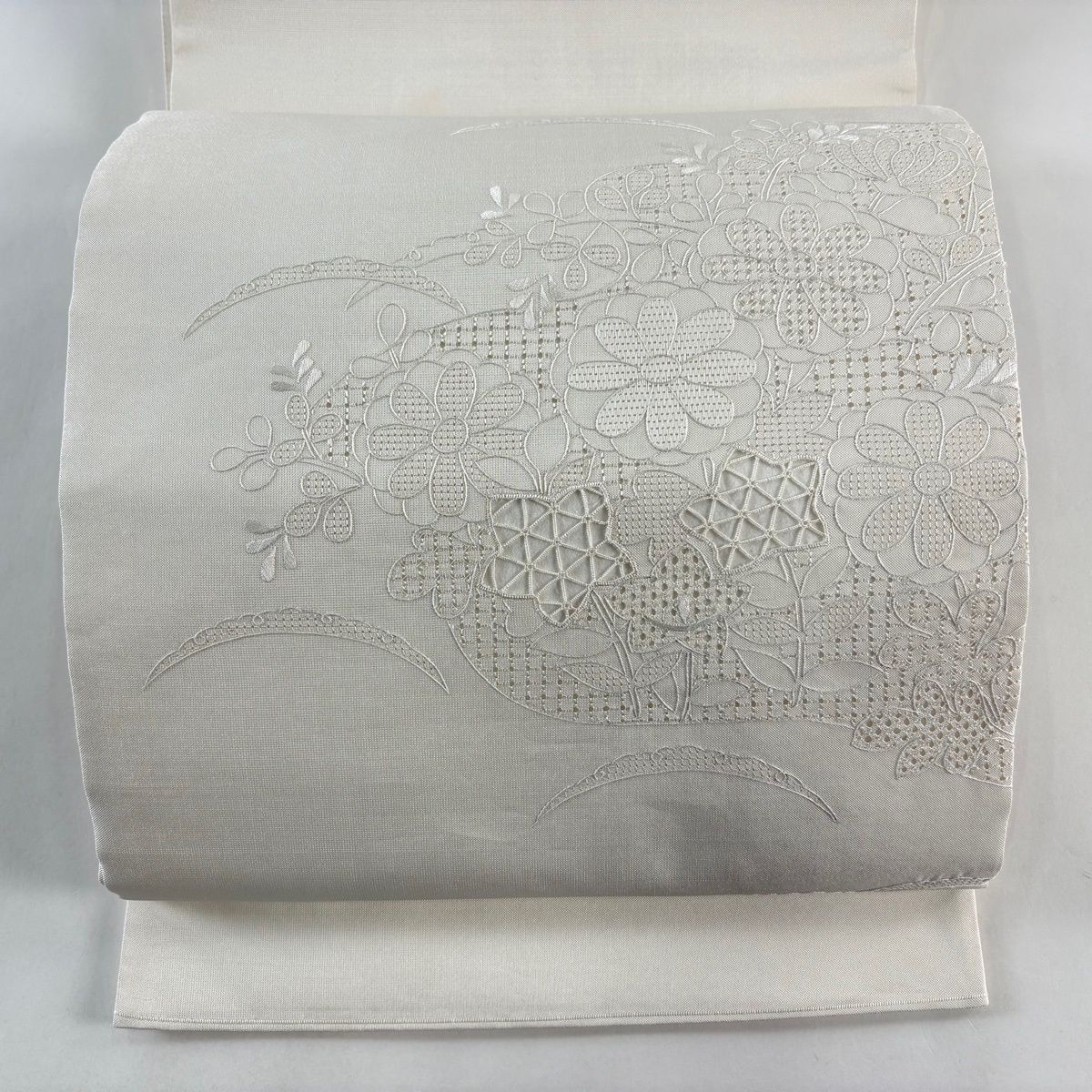 美品】 袋帯 秀品 紬地 関西仕立て 草花 雪芝 刺繍 クリーム お太鼓柄