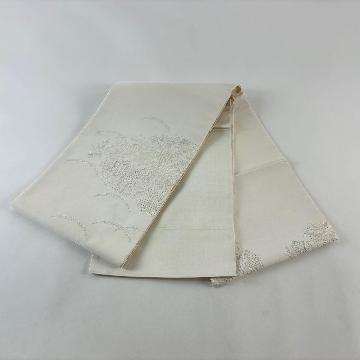 美品】 袋帯 秀品 紬地 関西仕立て 草花 雪芝 刺繍 クリーム お太鼓柄