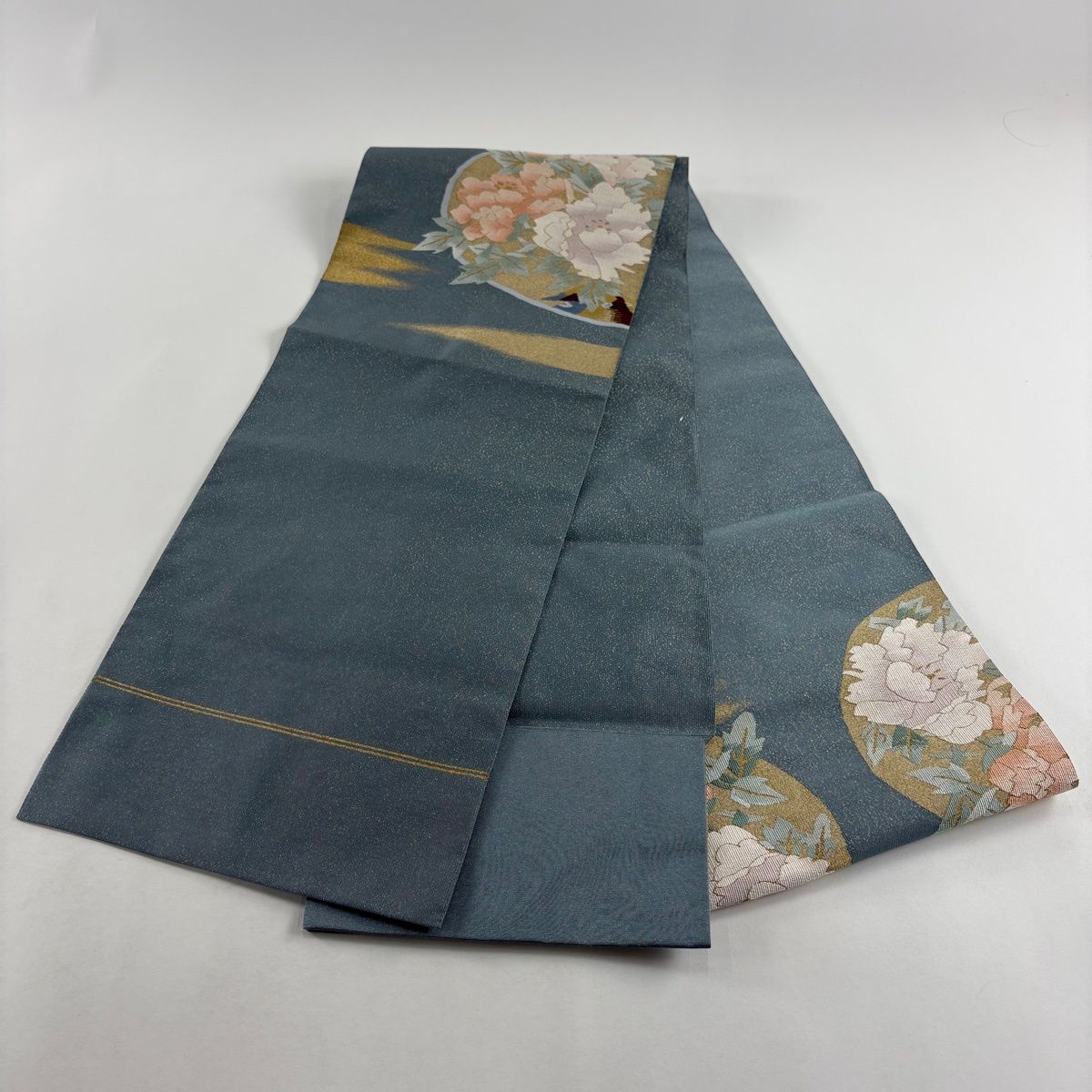 美品】 名古屋帯 秀品 八寸名古屋帯 松葉仕立て 牡丹 霞 金糸 青灰色