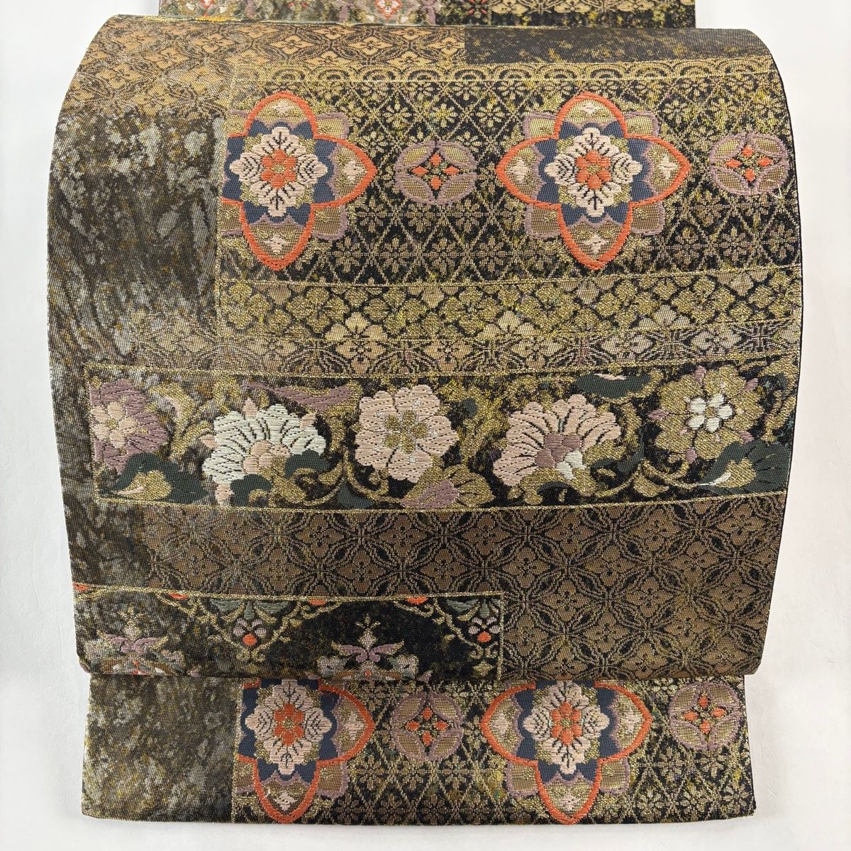 袋帯 秀品 草花 七宝 金糸 箔 焦茶色 六通 正絹