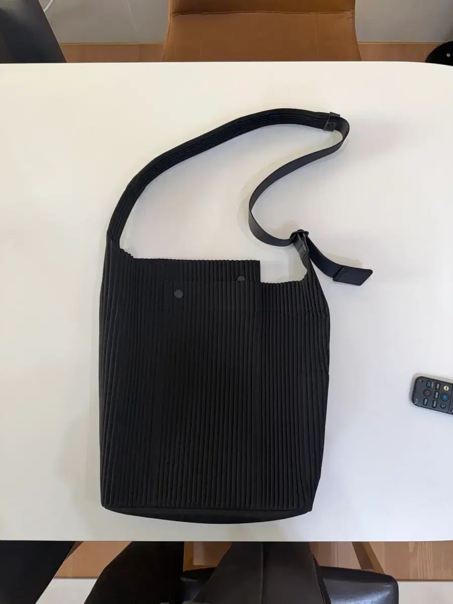 ISSEY MIYAKE HOMME PLISSÉ ユーティリティ ショルダーバッグ ラージ