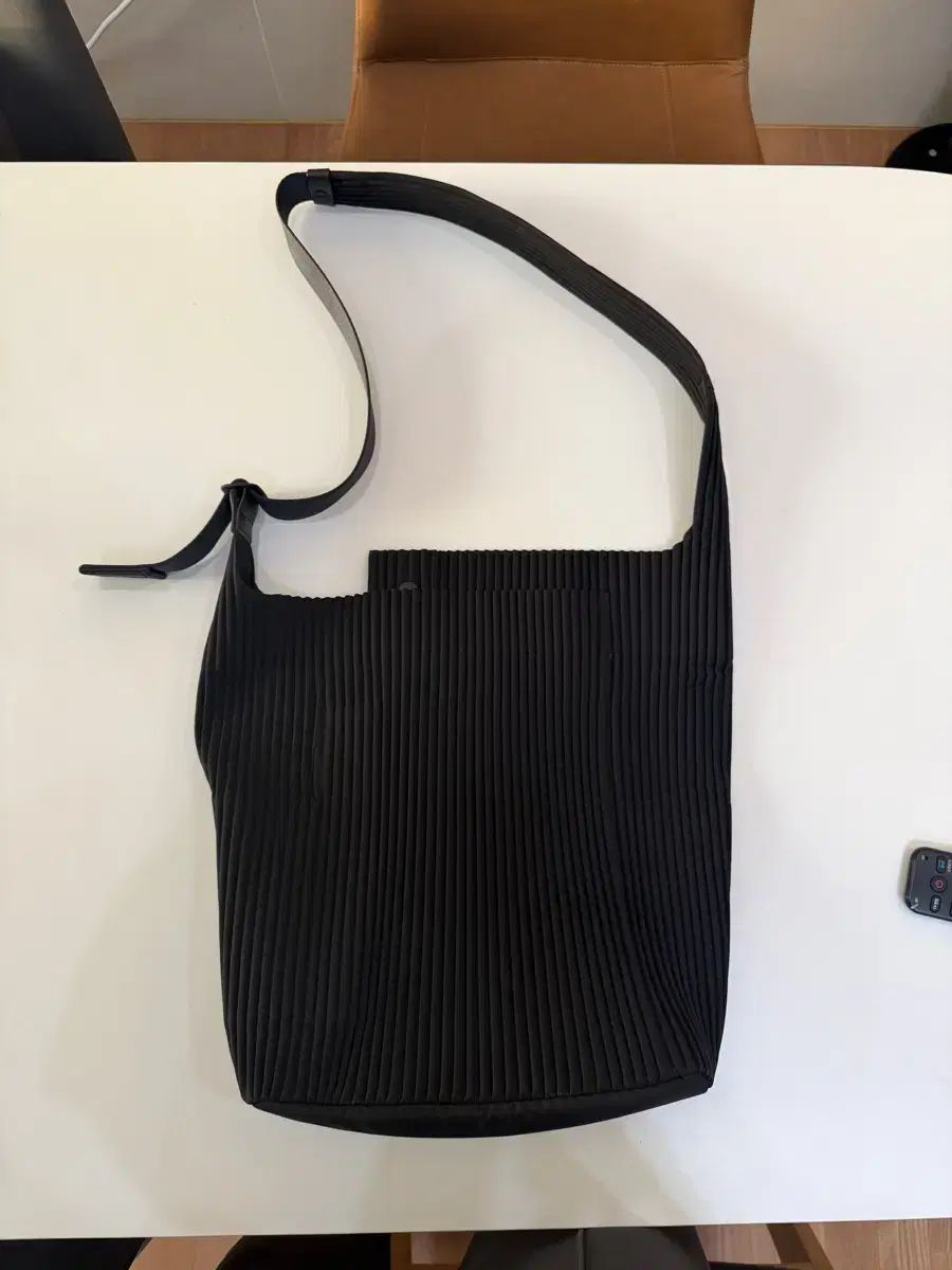 ISSEY MIYAKE HOMME PLISSÉ ユーティリティ ショルダーバッグ ラージ