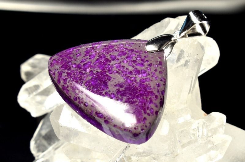 １点物 シルバー925 高発色AAAA スギライト 杉石 20 x 25 mm トライアングル ペンダントトップ パワーストーン 天然石 _PC 7605