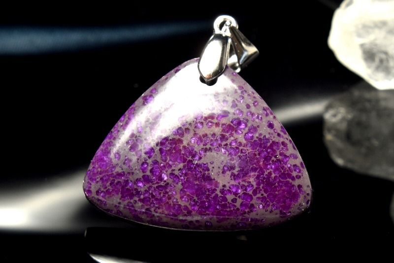１点物 シルバー925 高発色AAAA スギライト 杉石 20 x 25 mm トライアングル ペンダントトップ パワーストーン 天然石 _PC 7605