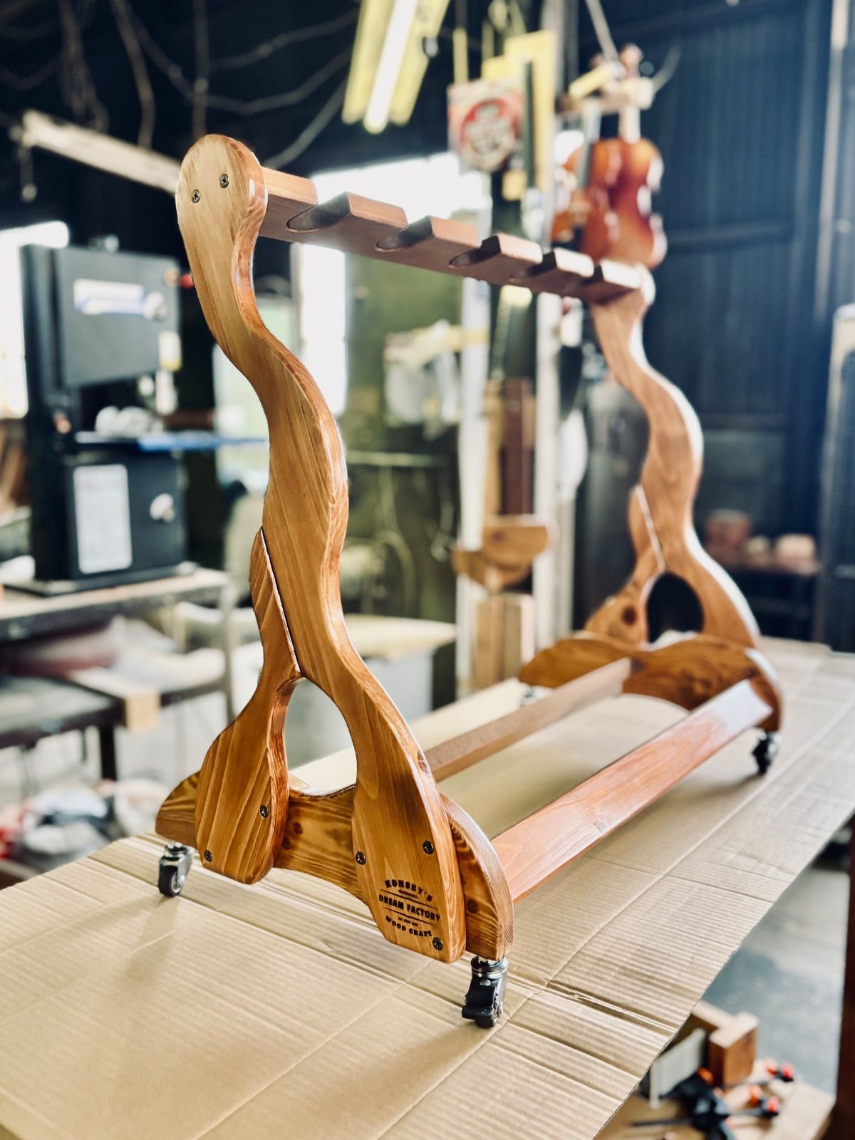 オーダー品 手作り木工 木製三線スタンド ニス仕上げ ５本掛け