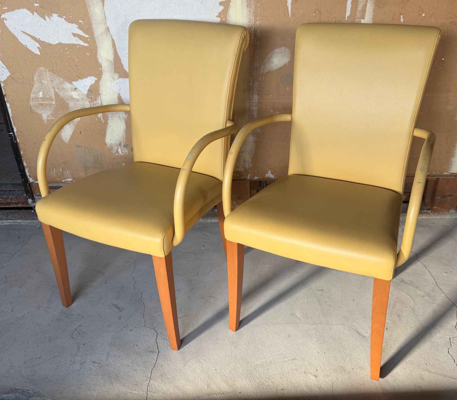 ポルトローナ フラウ FRAU 薄黄色 ダイニングチェア 椅子 レザー 持ち手付 2脚セット イタリア製 直接引取可 他在庫有