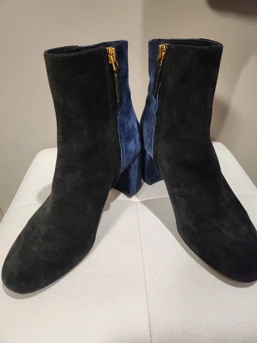 トリーバーチ スウェード アンクル ブーツ ブラック ネイビー