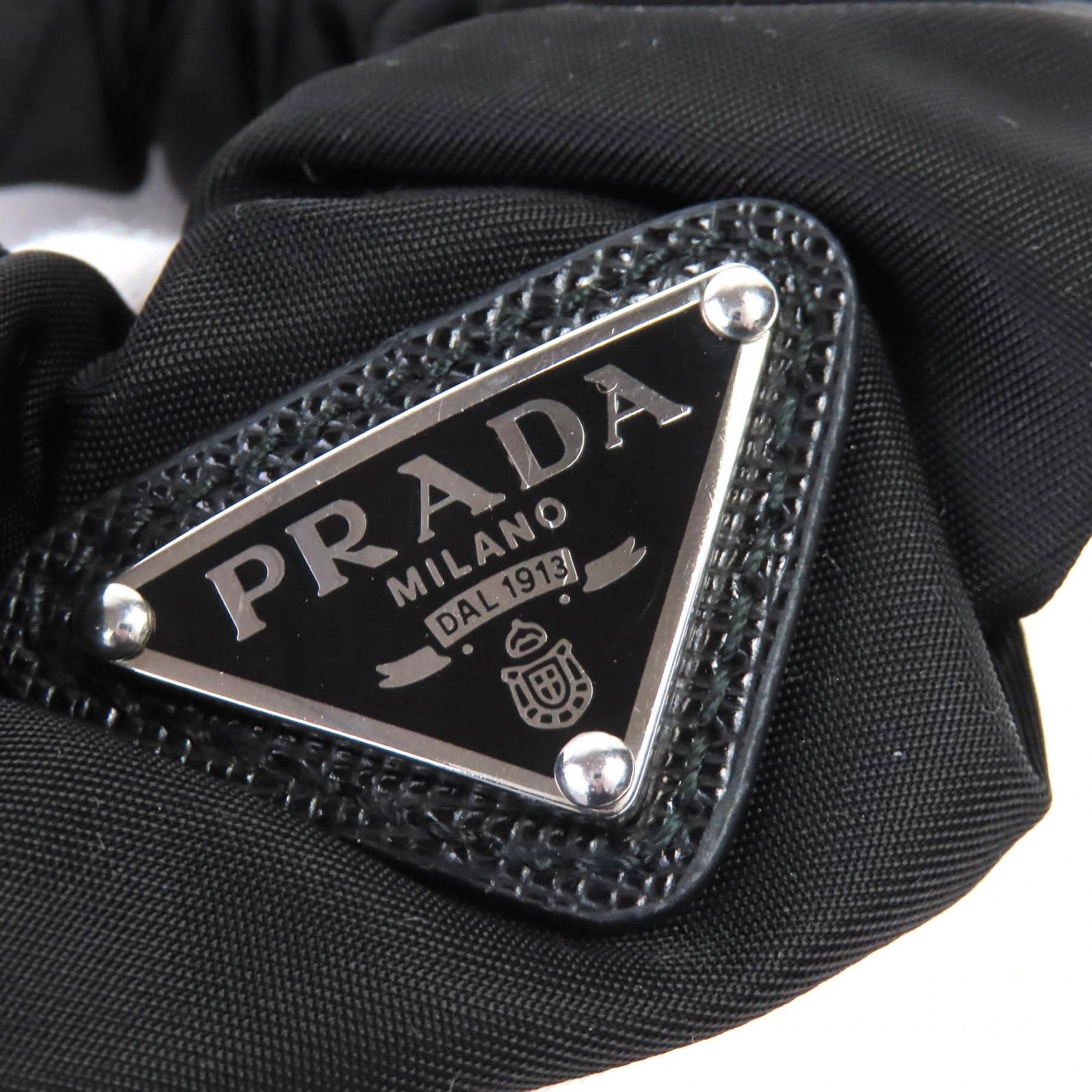 極美品△PRADA プラダ トライアングルロゴ 三角プレート シュシュ