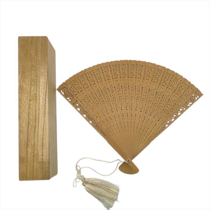 未使用 保管品 白檀扇子 透かし彫り 箱付き 木箱 甘い香木の香り 高級