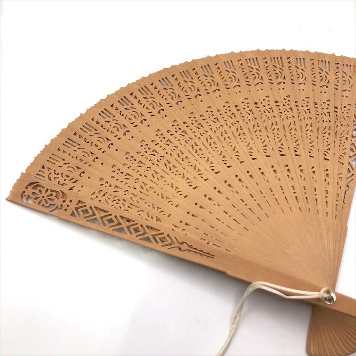 未使用 保管品 白檀扇子 透かし彫り 箱付き 木箱 甘い香木の香り 高級