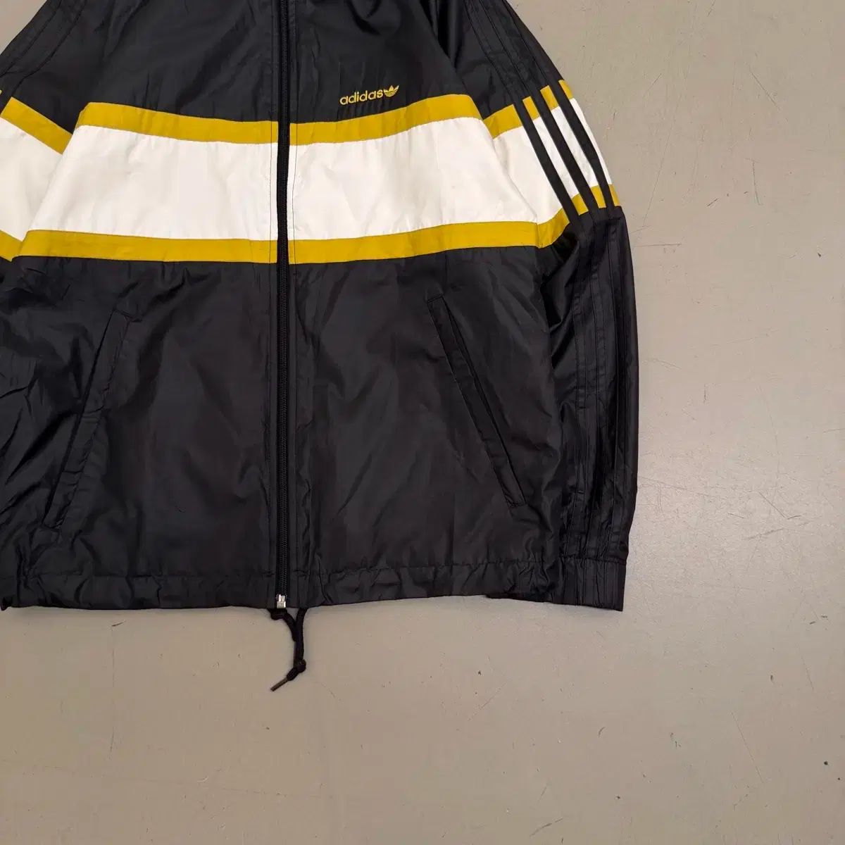 アディダス 文字ロゴ ウィンドブレーカー - メルカリ