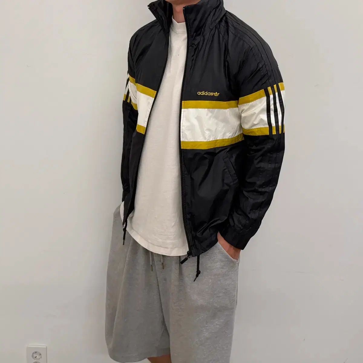 アディダス 文字ロゴ ウィンドブレーカー - メルカリ アディダス 文字ロゴ ウィンドブレーカー - メルカリ