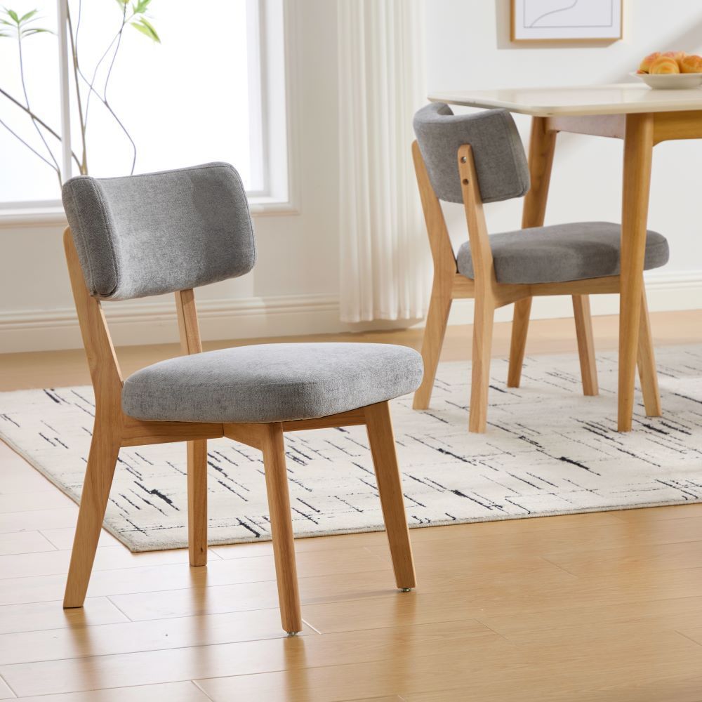 【2脚】木製の背もたれが付いた無垢材のダイニングチェア　丸みを帯びたデザイン 2脚セット】木製の背もたれが付いた無垢材のダイニングチェア。丸みを