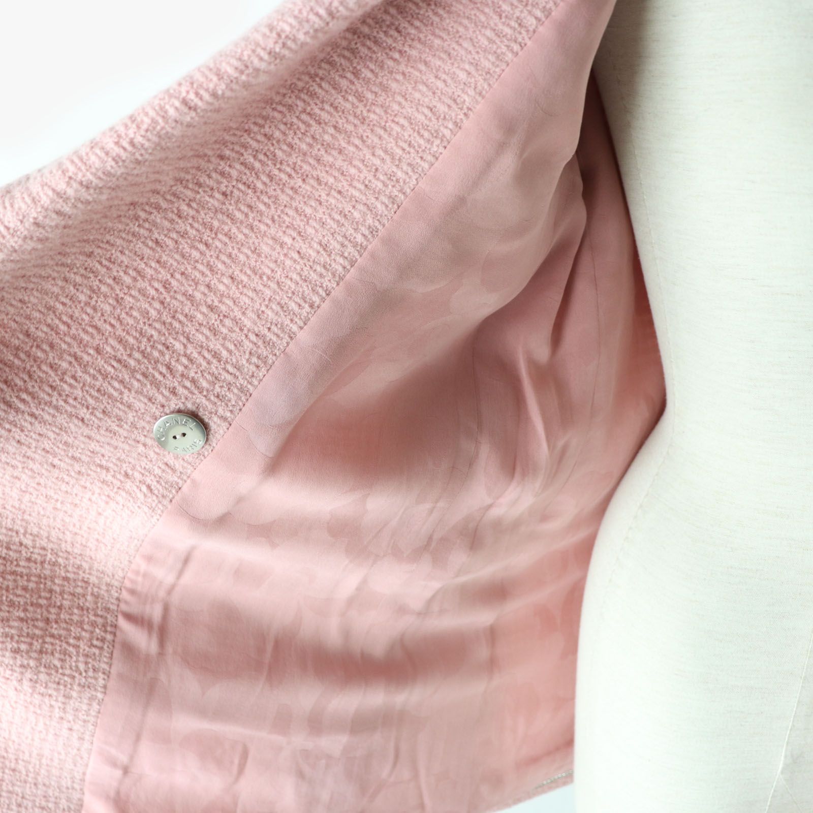 極美品 CHANEL シャネル 2022年製 P73600 ストーン付ココマークボタン ツイードジャケット ピンク 裏シルク 36 ハンガー付 仏製 レディース 極美品 CHANEL シャネル 2022年製 P73600 ストーン付きココマーク